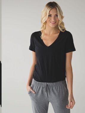 Lululemon • Love Tee V • Size 6
